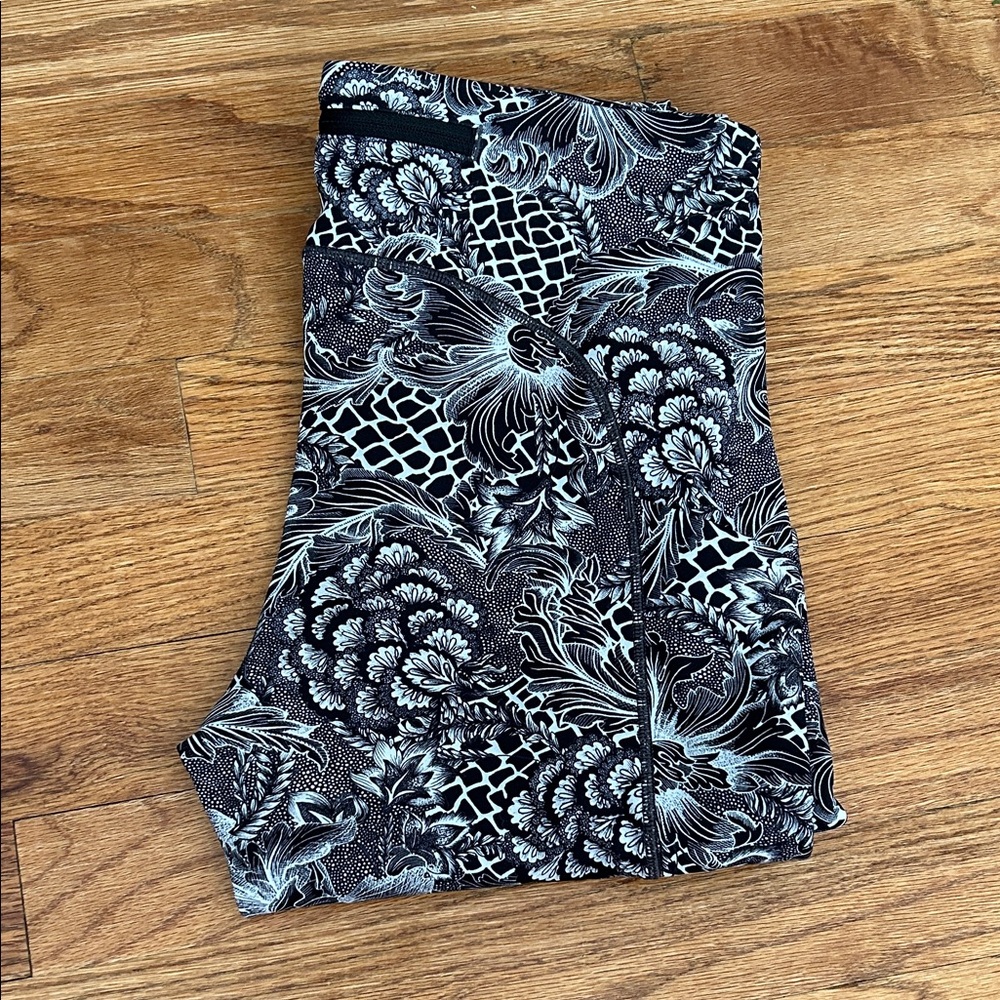Lululemon speed uptight size 6 Floral Patterned Black and White Pants